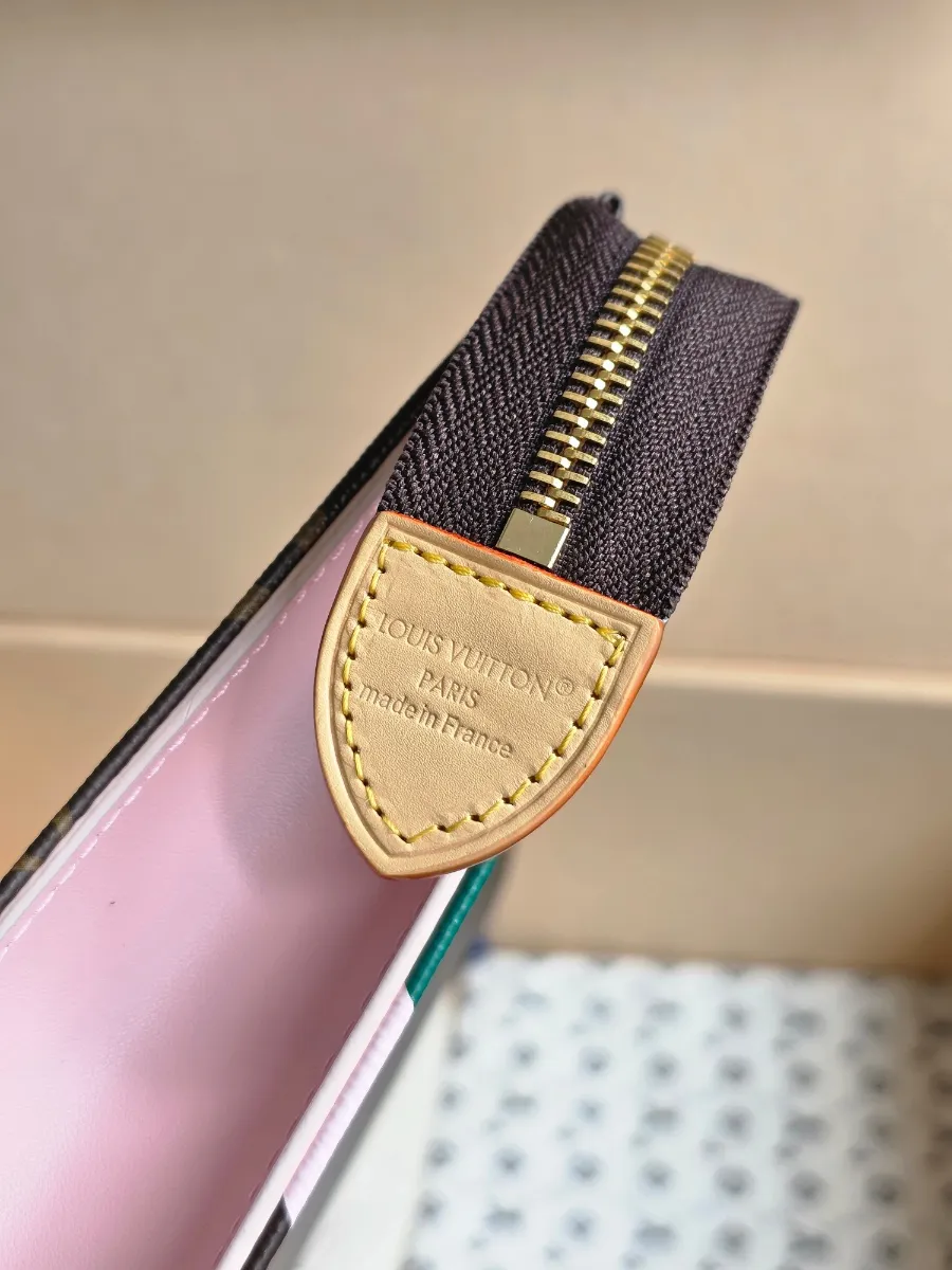 louis_vuitton_tennis_capsule_m25820_detail_03.jpg