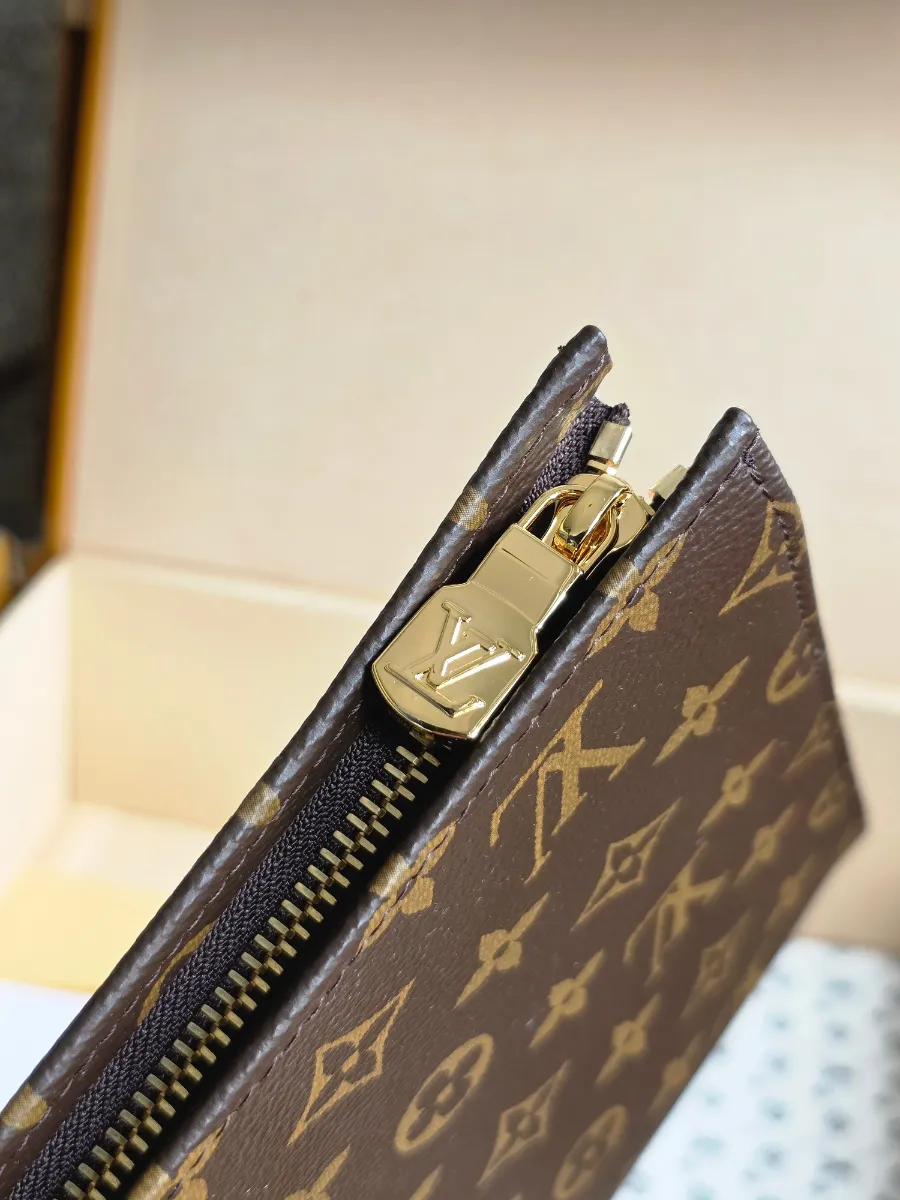 louis_vuitton_tennis_capsule_m25820_detail_05.jpg