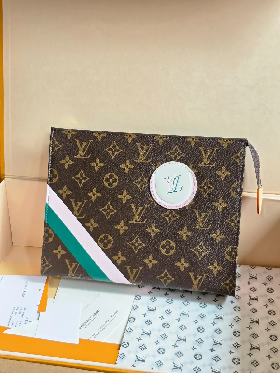 louis_vuitton_tennis_capsule_m25820_front.jpg