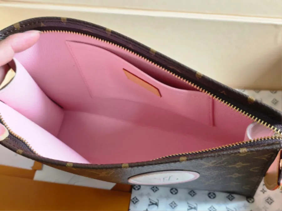louis_vuitton_tennis_capsule_m25820_inside.jpg