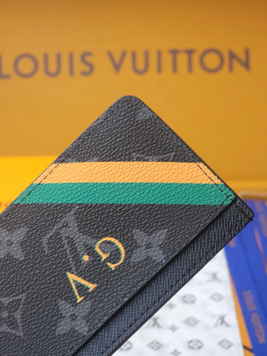 louis_vuitton_p01960_bottom.jpg
