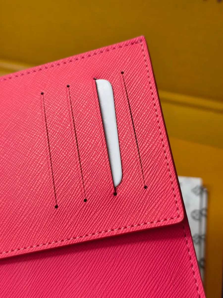 Louis_Vuitton_루이비통_여권_커버지갑_M14770_detail_02.jpg